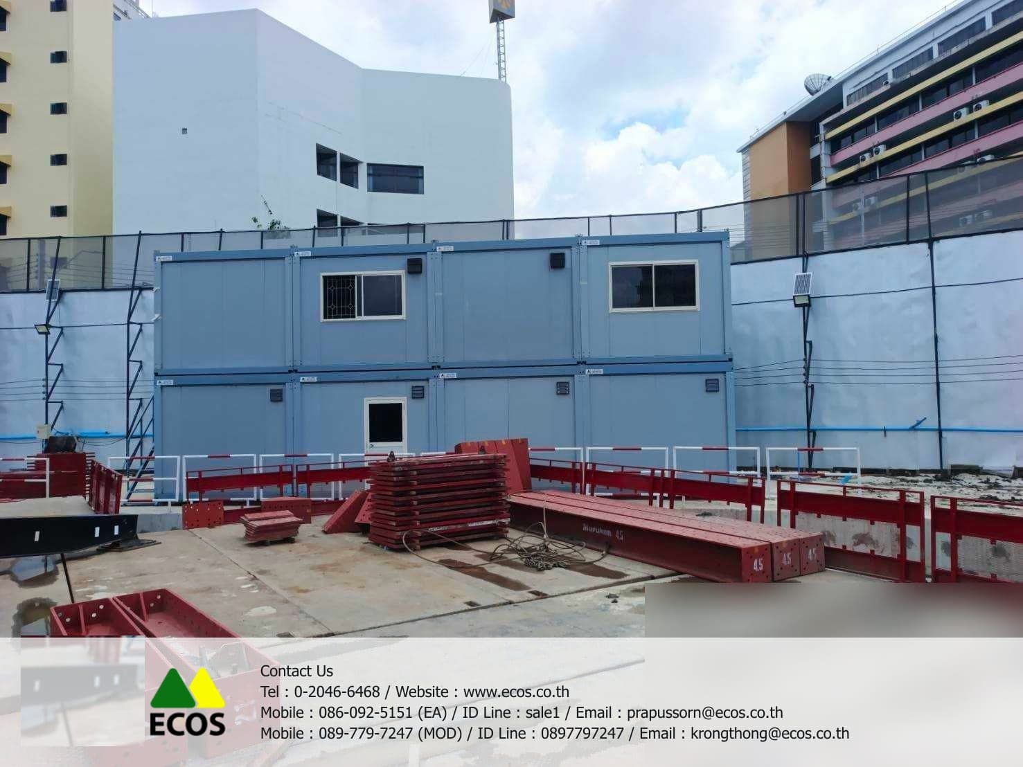ตู้สำนักงานสำเร็จรูปวางซ้อน 2 ชั้น ในไซต์งานก่อสร้างกลางเมือง
