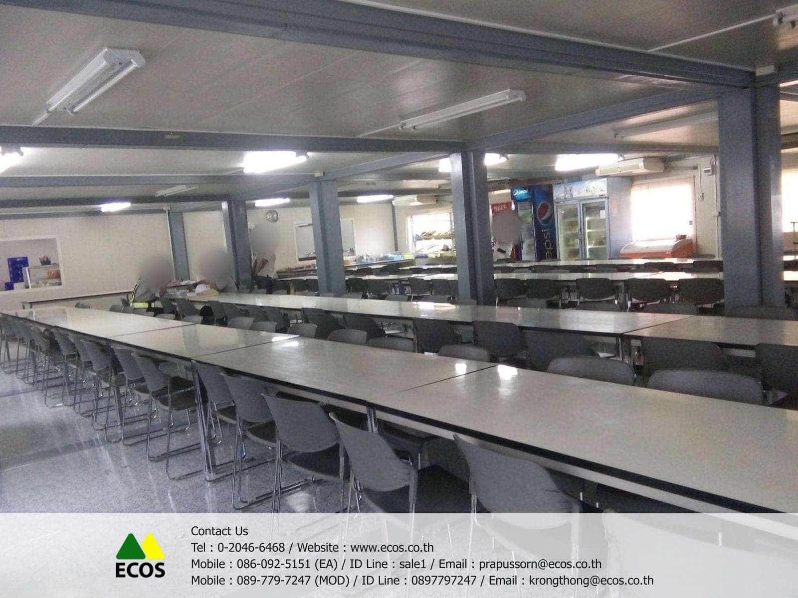 ภายในโรงอาหารสำเร็จรูป พร้อมโต๊ะยาวและระบบไฟครบ