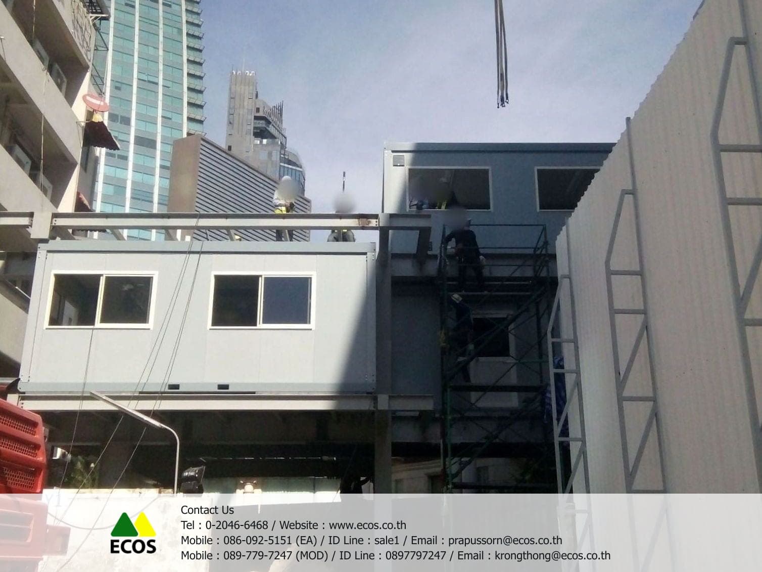 ยกตู้สำนักงานสำเร็จรูปเข้าติดตั้งในไซต์งานกลางเมือง