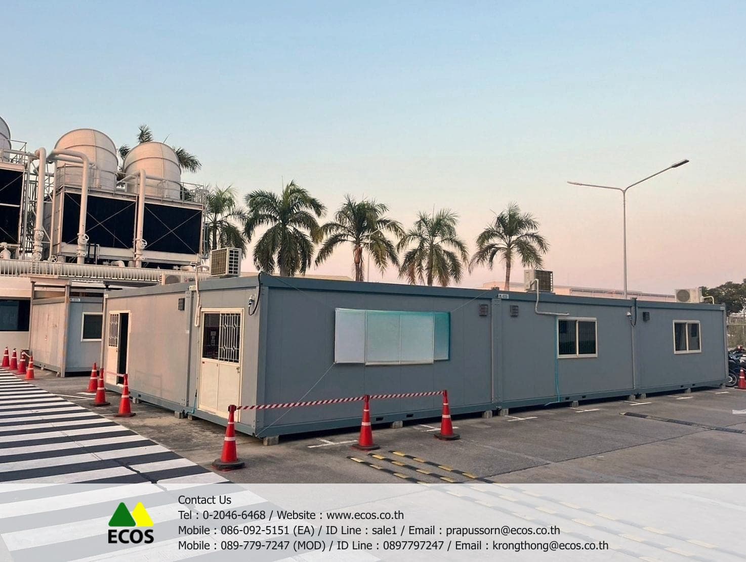 แถวตู้สำนักงานสำเร็จรูปในเขตโรงงาน ติดตั้งข้างหอหล่อเย็น