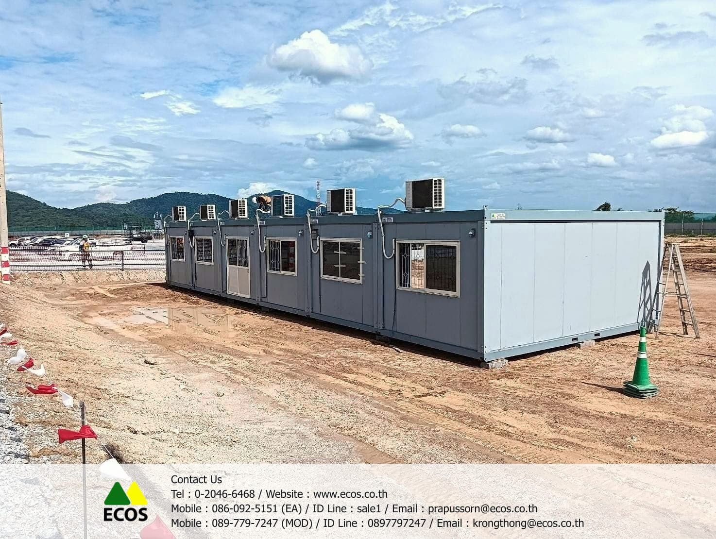 แถวตู้สำนักงานสำเร็จรูปติดเครื่องปรับอากาศ ในไซต์งานต่างจังหวัด