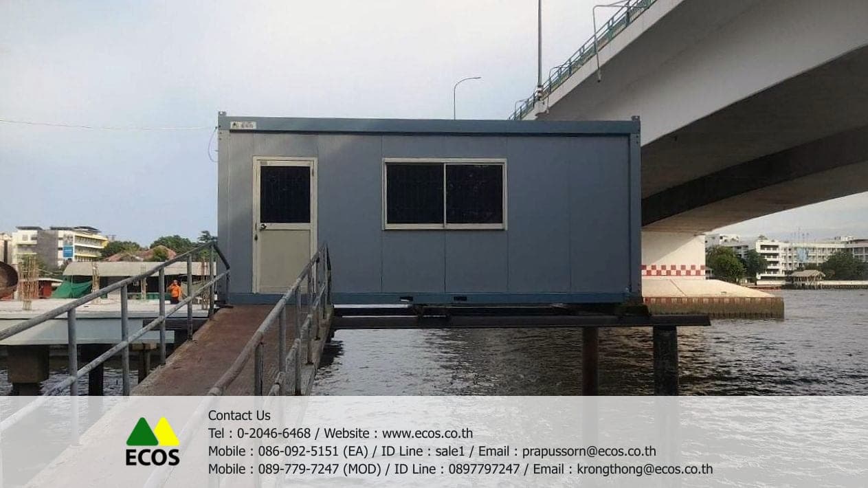 ตู้สำนักงานสำเร็จรูปติดตั้งบนโครงเหล็กเหนือผิวน้ำ ใต้สะพาน