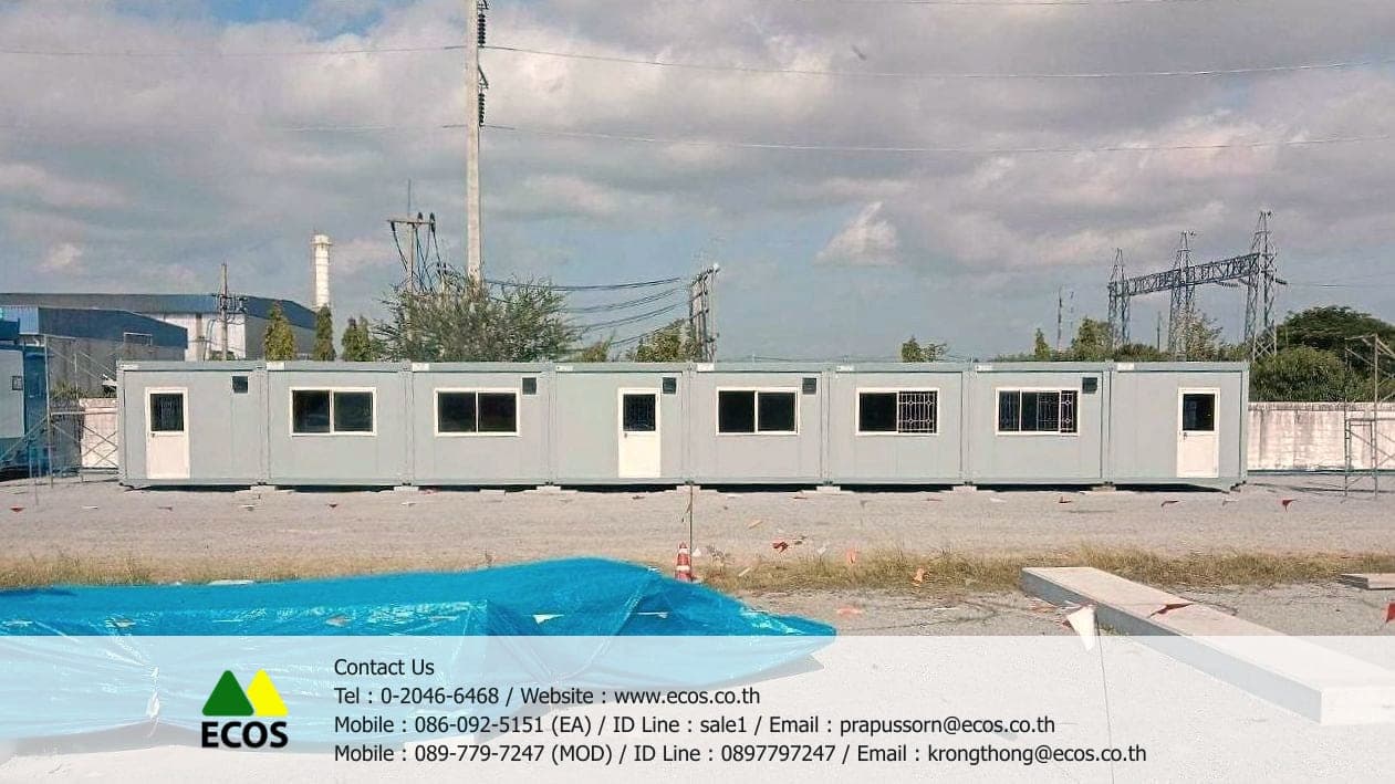 แถวตู้สำนักงานสำเร็จรูปยาวต่อเนื่องในไซต์งานสถานีไฟฟ้า