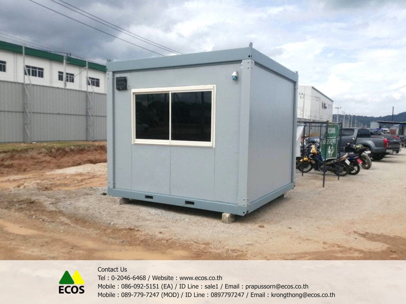 ตู้ W-House 3x3 ด้านหน้าต่าง เห็นหน้าต่างบานเลื่อนกรอบขาว โคมไฟที่มุมตู้ และช่องยกที่ฐานตู้