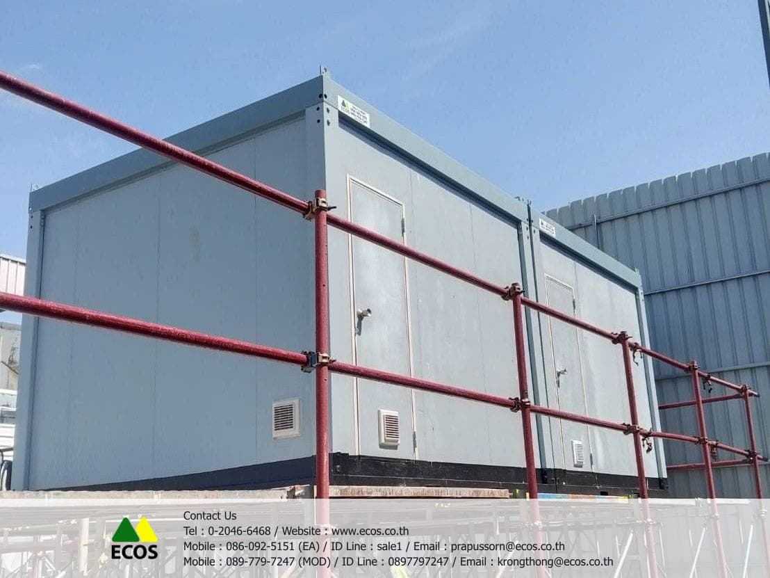 ตู้ห้องน้ำ WT-Toilet 3x3 มองใกล้ด้านประตู เห็นก๊อกน้ำนอกตู้ ช่องระบายอากาศ และตู้ที่ต่อเรียงกันที่หน้างาน