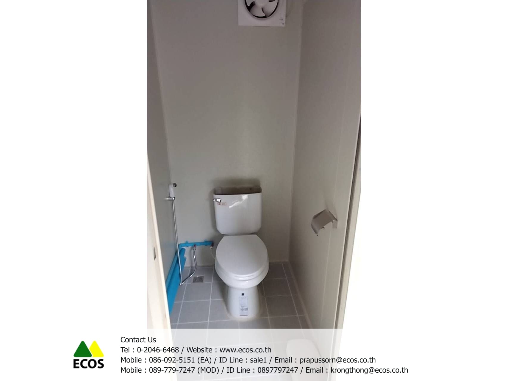ห้องส้วมภายใน WT-Toilet เห็นโถสุขภัณฑ์แบบนั่งราบพร้อมถังพักน้ำ สายฉีดชำระ ที่ใส่กระดาษชำระ พัดลมระบายอากาศด้านบน และรูระบายน้ำที่พื้น