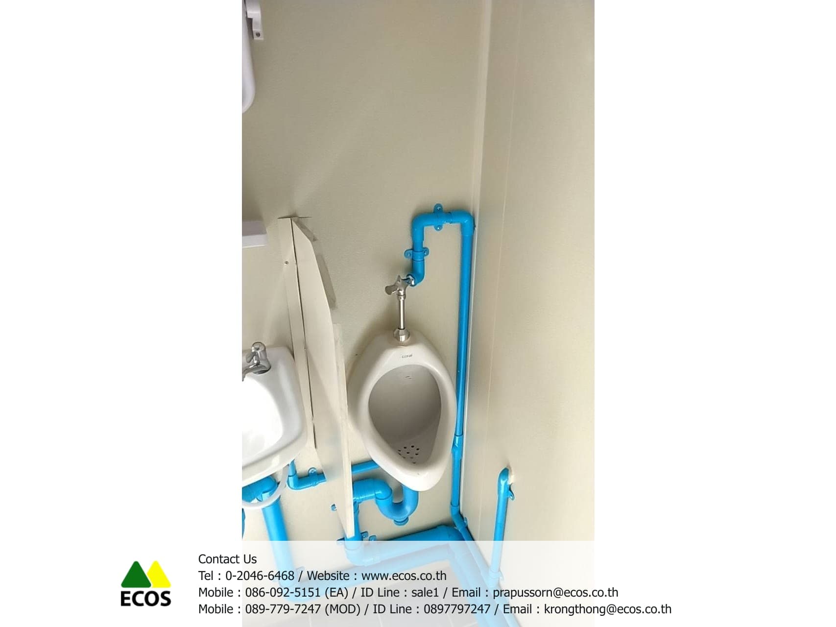 โถปัสสาวะชายภายใน WT-Toilet พร้อมวาล์วกดชำระและแผงกั้น ติดตั้งคู่กับอ่างล้างมือในห้องเดียวกัน