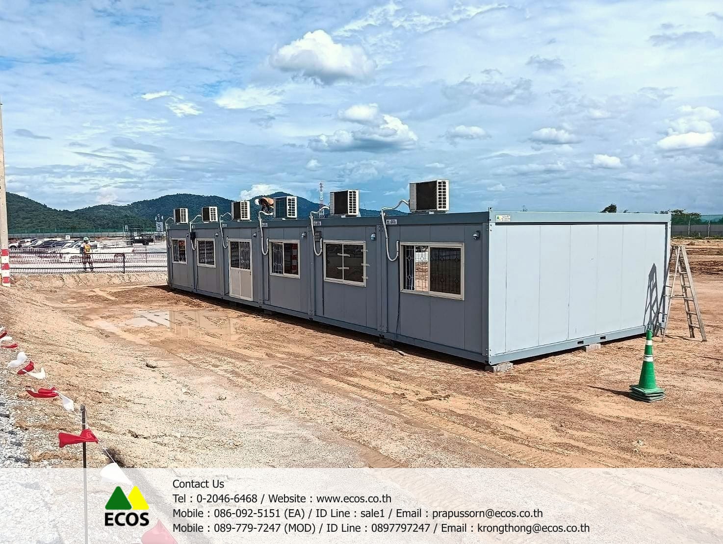 แถวตู้สำนักงานสำเร็จรูปติดเครื่องปรับอากาศ ในไซต์งานต่างจังหวัด