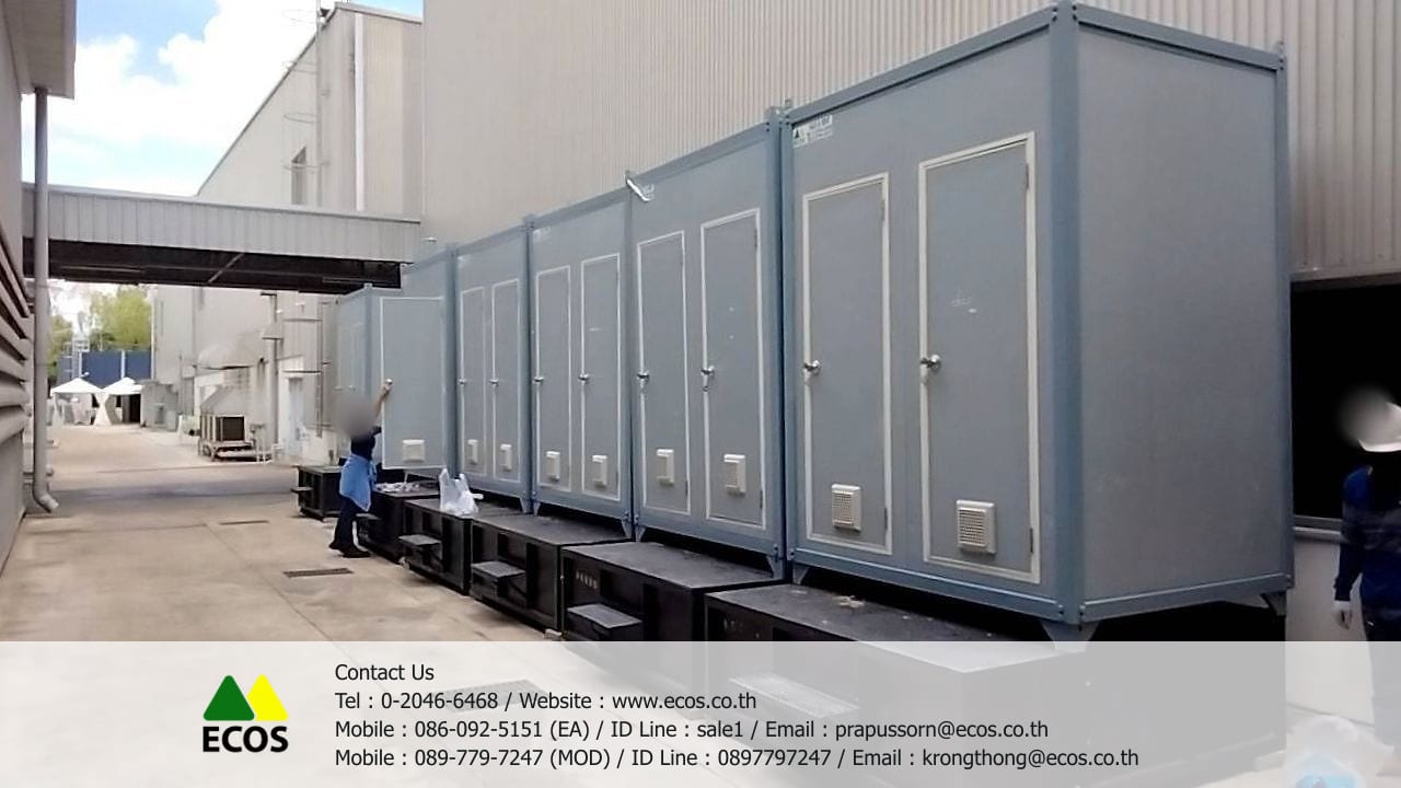 แถวตู้ห้องน้ำสำเร็จรูป ติดตั้งข้างอาคารโรงงาน