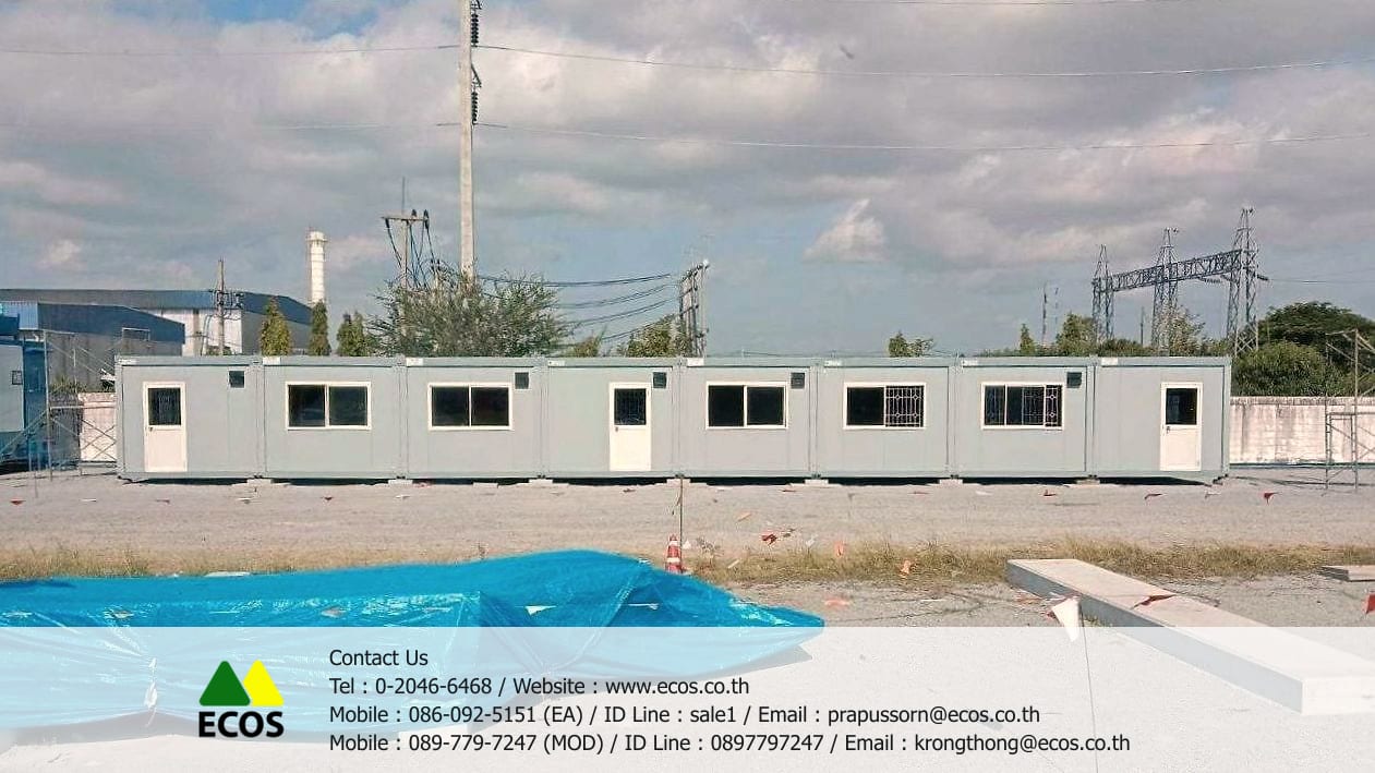 แถวตู้สำนักงานสำเร็จรูปยาวต่อเนื่องในไซต์งานสถานีไฟฟ้า